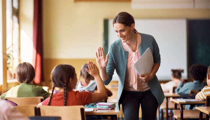 Pendidikan yang diperlukan untuk menjadi guru